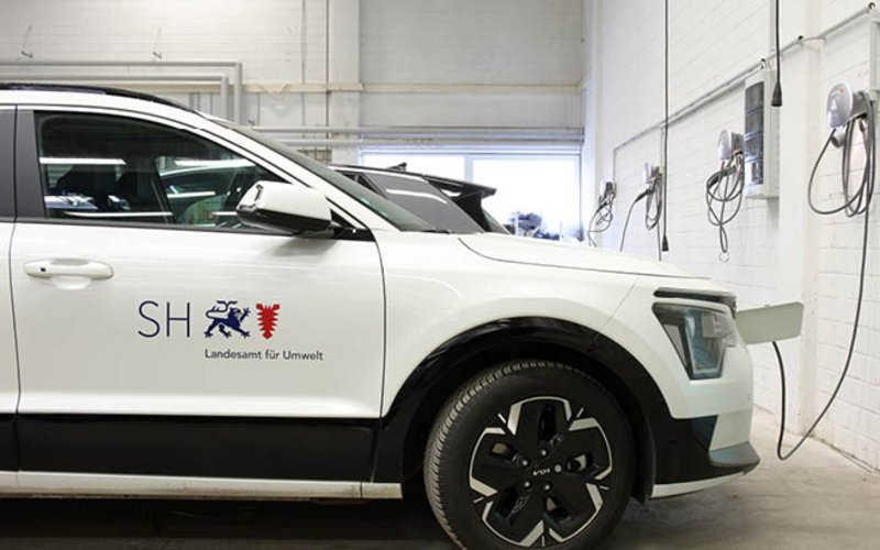 Ein Elektrofahrzeug wird gerade geladen