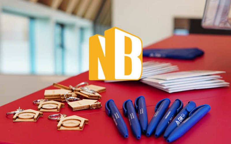 Das Nordbau-Logo und ist Tisch mit typischen Give-Aways der GMSH, wie zum Beispiel Kugelschreiber