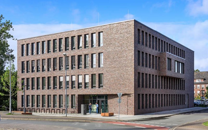 Ansicht des Gebäudes des Finanzamtes in nordfriesland